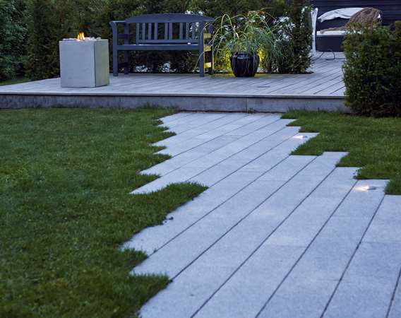 Lyse granitplank i have designet af havearkitekt Tor Haddeland