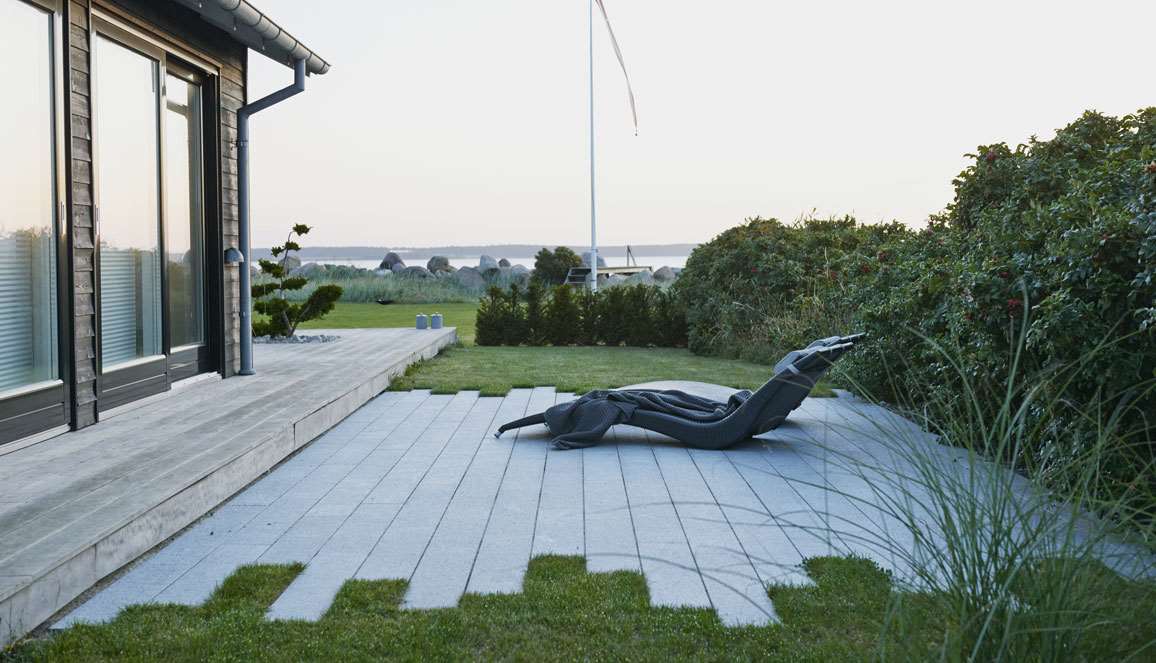 Terrasse med forskudte granitplank designet af havearkitekt Tor Haddeland