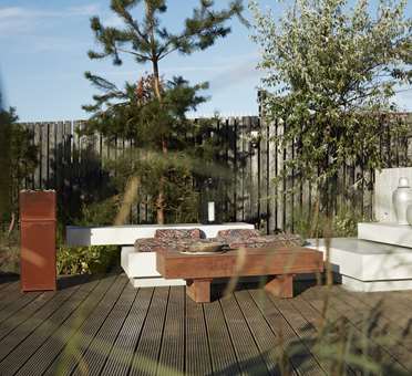 Træterrasse med lounge i sommerhushave designet af Tor Haddeland