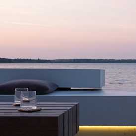 Lounge med svaevende ryg designet af havearkitekt Tor Haddeland