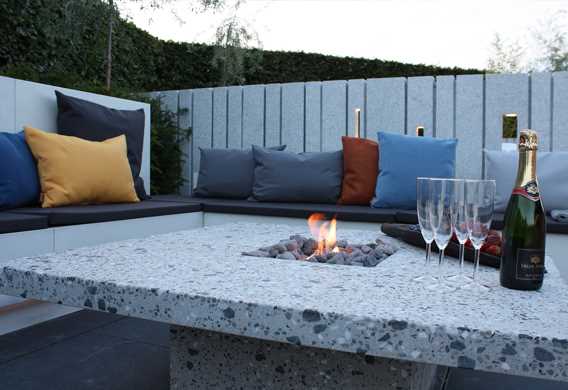 Loungebord med gasbål i midten designet i terrazzo