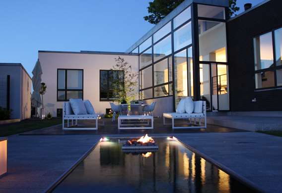 Belysning paa terrassen designet af havearkitekt Tor Haddeland