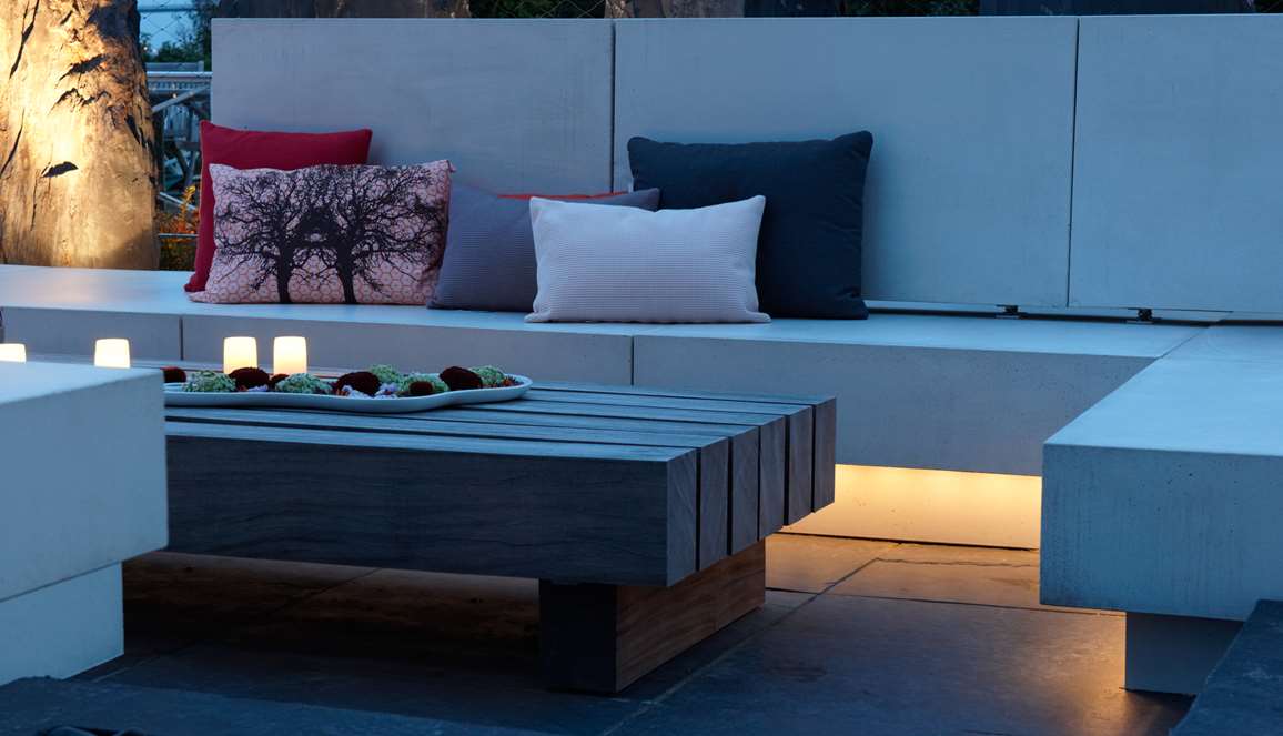 Loungemoebel med LED belysning tegnet af havearkitekt Tor Haddeland