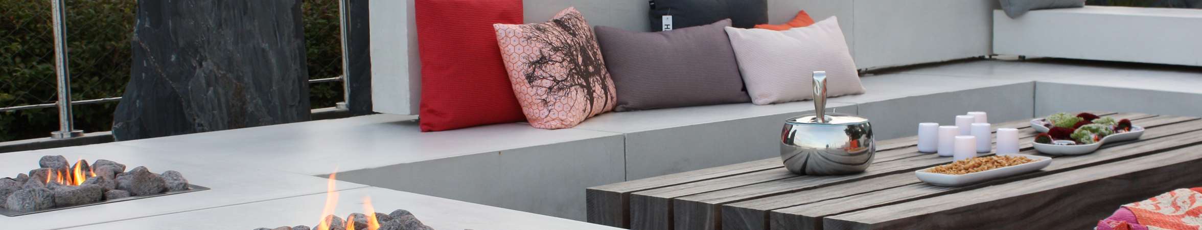 Minimalistisk lounge med baal designet af havearkitekt Tor Haddeland