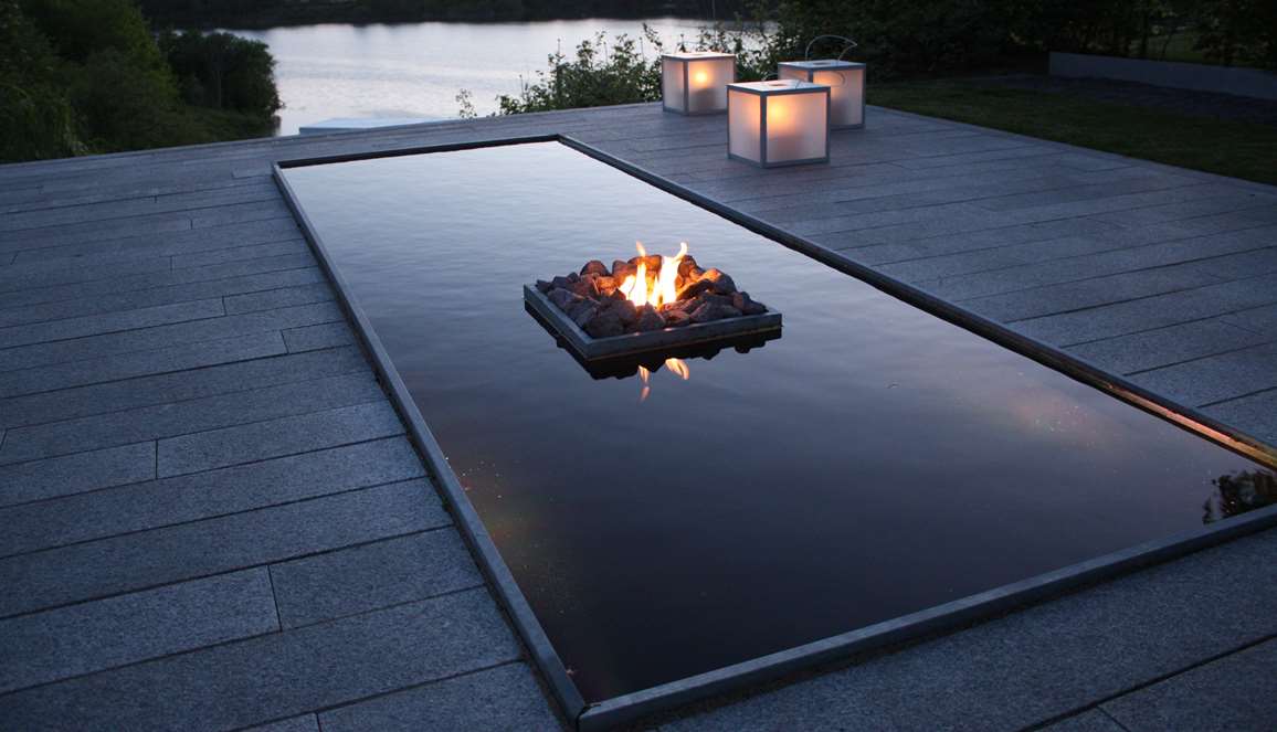 Spejlbassin om aftenen på terrasse designet af havearkitekt Tor Haddeland