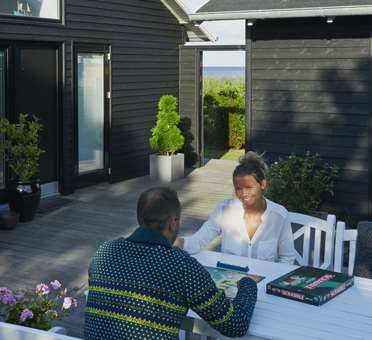 Christina Roslyng og Lars Christiansen nyder terrassen i sommerhuset
