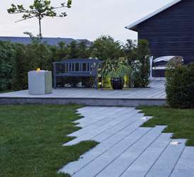 Belaegning med granitplank designet af havearkitekt Tor Haddeland