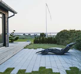 Terrasse med granitplank tegnet af havearkitekt Tor Haddeland