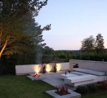 Loungemobel på terrasse tegnet af havearkitekt Tor Haddeland