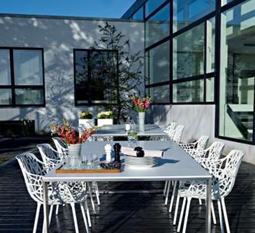 Minimalistisk havedesign med spisezone tegnet af havearkitekt Tor Haddeland