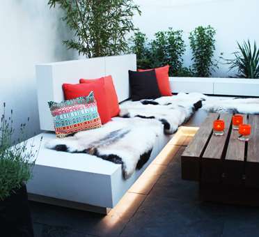 Minimalistisk havedesign med hvidt loungemoebel tegnet af havearkitekt Tor Haddeland