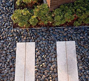 Minimalistisk havedesign med traedesten i granit og soesten