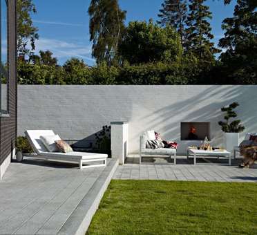 Minimalistisk havedesign med terrasse i granit tegnet af havearkitekt Tor Haddeland