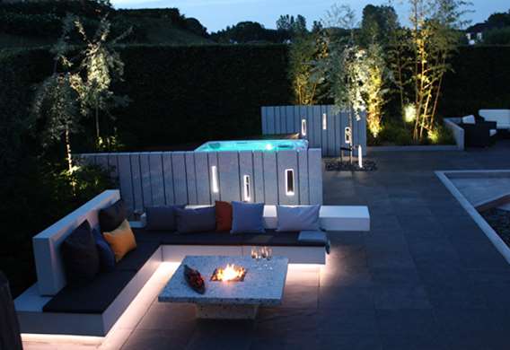 Loungemiljoe med jacuzzi tegnet af havearkitekt Tor Haddeland