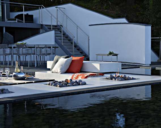 Loungemoebel med integreret gasbaal designet af havearkitekt Tor Haddeland