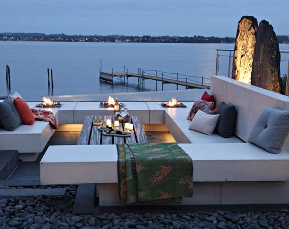 Hvidt loungemoebel designet af havearkitekt Tor Haddeland