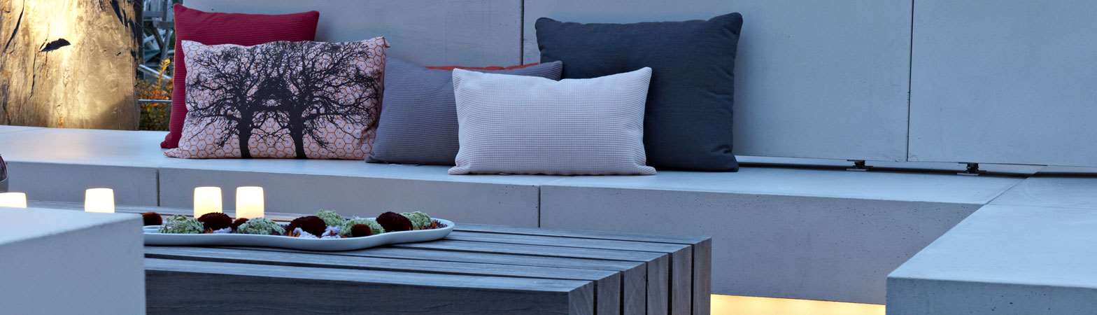 Lounge og loungebord i haardttrae tegnet af havearkitekt Tor Haddeland