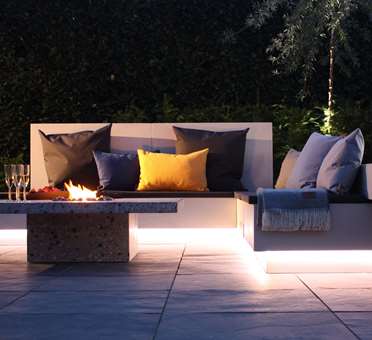 Loungemoebel med tilhorende loungebord i terazzo tegnet af havearkitekt Tor Haddeland