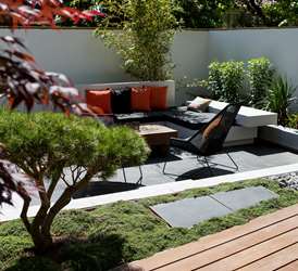 Niveauopdelt terrasse med lounge designet af Havearkitekt Tor Haddeland