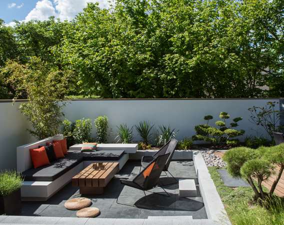 Loungemoebel på terrasse med skifer tegnet af havearkitekt Tor Haddeland