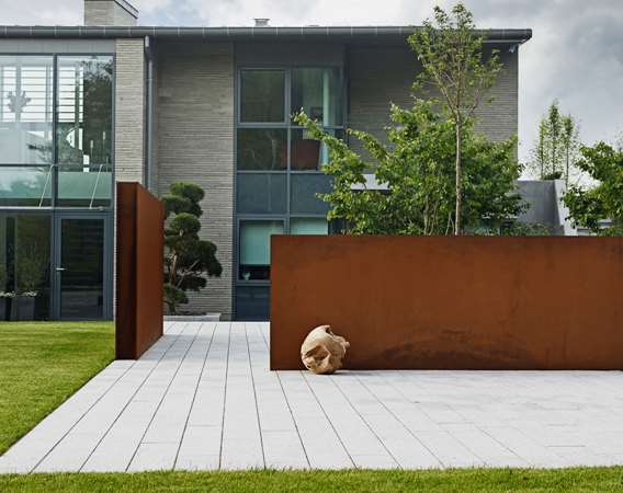 Cortenstaalvaegge i minimalistisk havedesign af havearkitekt Tor Haddeland