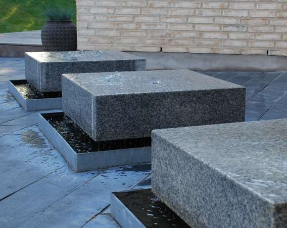 Vandsten i granit designet af havearkitekt Tor Haddeland
