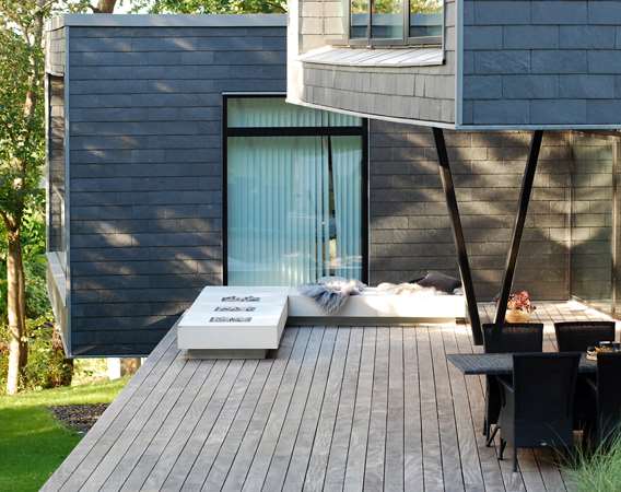 Traeterrasse i cumaru trae med minimalistisk lounge designet af havearkitekt Tor Haddeland