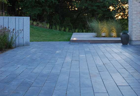 Terrasse belagt med skifer plank designet af havearkitekt Tor Haddeland