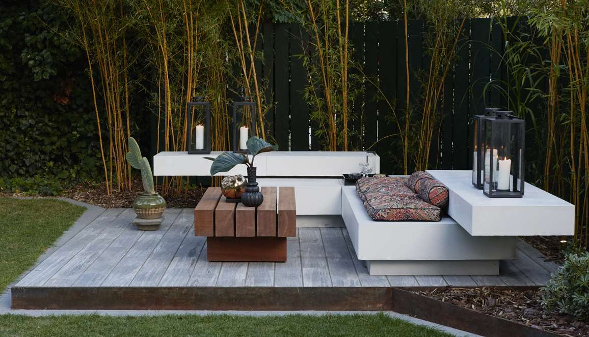 Hvidt loungemoebel på terrasse i granit