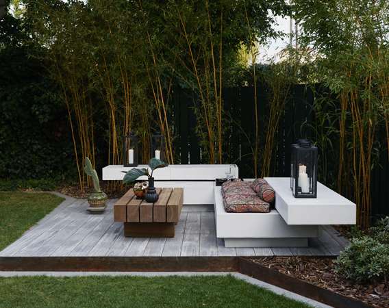 Hvidt loungemoebel på terrasse i granit med kanter i cortenstaal