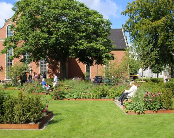 Havearkitekt Tor Haddeland designer bede i cortenstål i kirkehaven ved Holmens Kirke