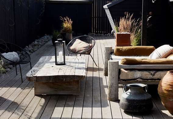Rustik træterrasse tegnet af havearkitekt Tor Haddeland