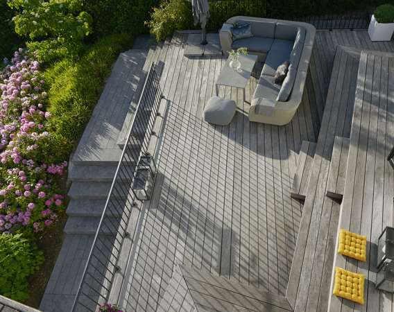 Træterrasse i flere niveauer designet af havearkitekt Tor Haddeland