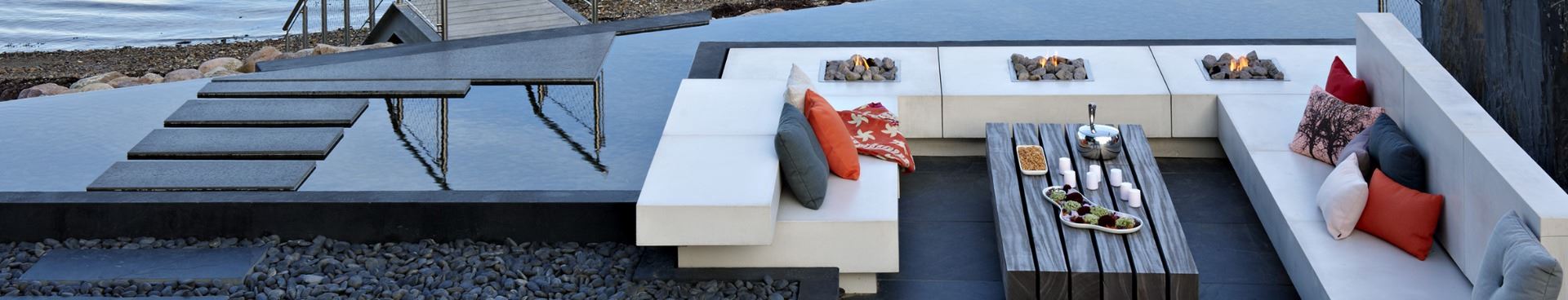 Hvidt loungemøbel på terrasse designet af havearkitekt Tor Haddeland