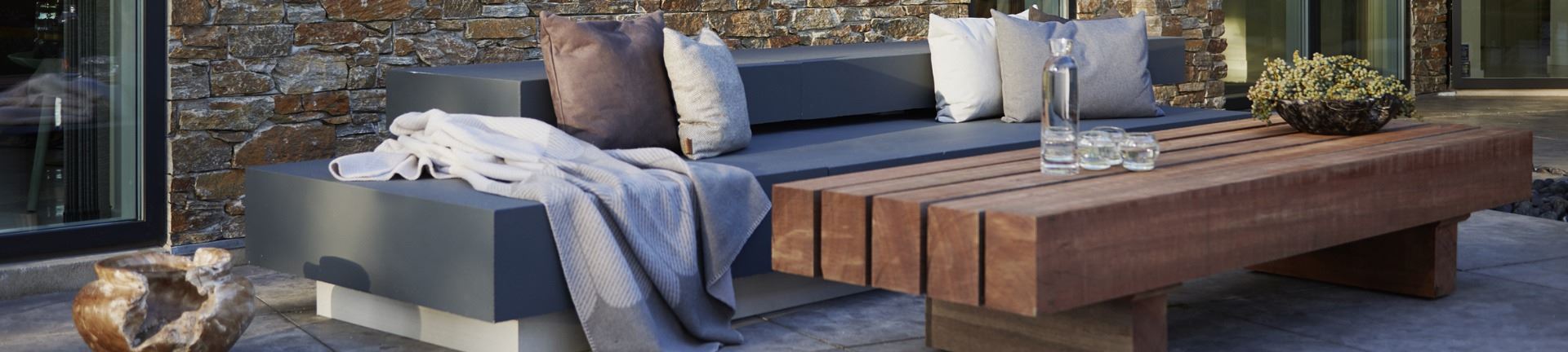 Lounge i antracitgrå designet af havearkitekt Tor Haddeland